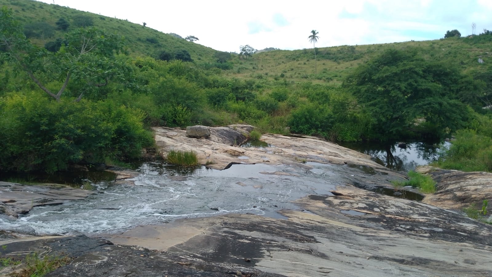 [Imagem da Cachoeira Serena]